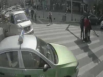 真暖！青岛八旬老人行走不便，热心公交司机和路人接力护送
