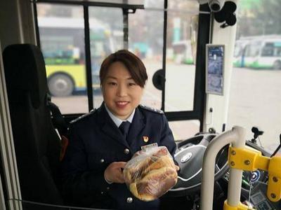 市民、驾驶员联袂“主演”！青岛公交车上演“爱的互动”连续剧
