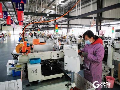 230家制帽企业共用一个工场，胶州制帽业智能共享工场推动“新制造”