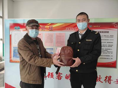 5700元现金分文不少！乘客大意丢包，青岛好司机“完璧归赵”