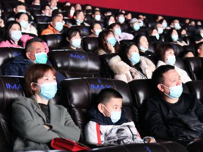 一些人在影院里看电影时又拍又录，影院盗摄何时休？