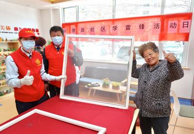 修纱窗帮理发，青岛有群“活雷锋”