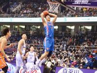 6000余名球迷现场观赛，这一夜青岛很燃