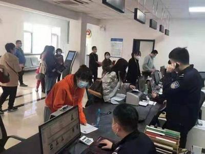 户籍新政实施一周，李沧公安分局11个户籍派出所共办理各类户籍事项约5200人