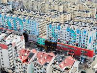 五彩涂鸦画上墙，青岛老楼春日换“新衣”