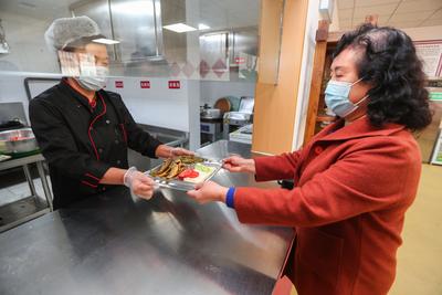 给老人配专门厨师、家庭设施“适老化”改造…这家居家养老服务站，赞