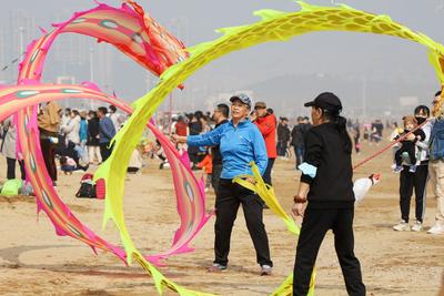 忙趁东风放纸鸢，石老人的上空有点热闹