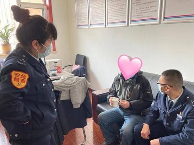 点赞！只因在人群中多看了一眼，她俩帮两位走失老人成功归家