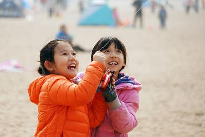 忙趁东风放纸鸢，石老人的上空有点热闹