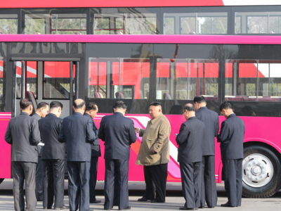 金正恩视察平壤市民生项目，并参观新型公交车样品
