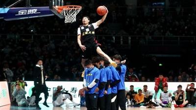 飞越五人后激情暴扣！实拍CBA扣篮大赛
