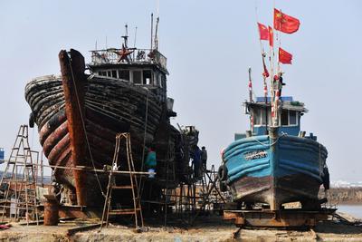 备春捕赶渔汛，红岛渔民修船补网