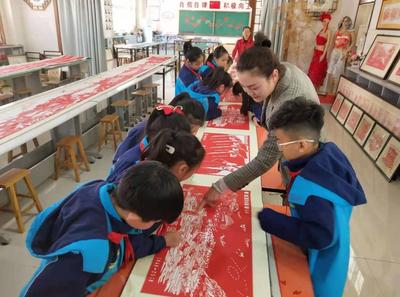 胶州市莱州路小学30多名师生用6个月创作百米剪纸长卷，喜迎建党百年华诞 