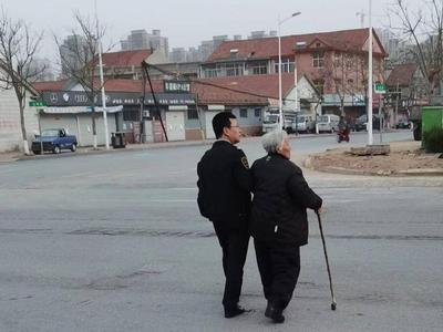 老人出行不便，众人搀着前行……青岛街头，这一幕幕真暖心