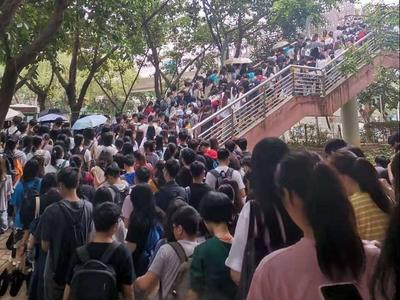 因校内建设封路致上万学生拥挤过天桥？广州大学回应