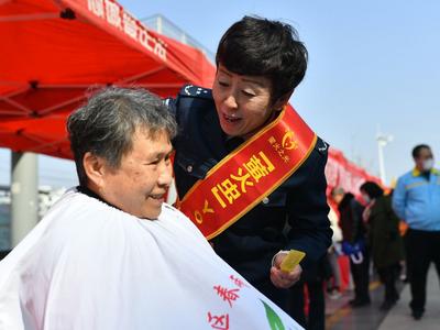 义诊、理发……赶大集式的学雷锋，快看！