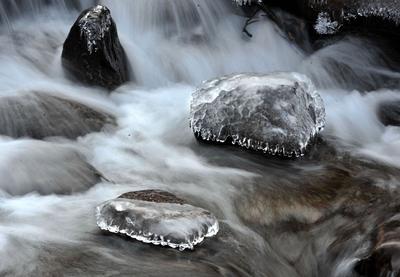 崂山冰瀑初融，记者拍到超治愈的绿色冰柱（高清）