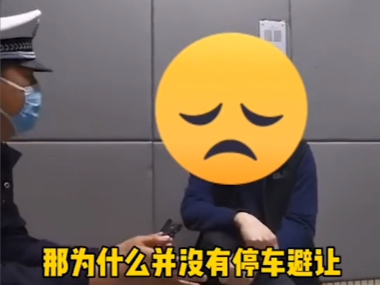 行拘！广州一男子驾车强穿学生队伍、谩骂老师