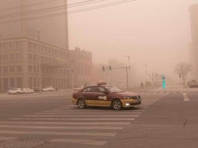 中央气象台继续发布沙尘暴蓝色预警：内蒙古、新疆等部分地区有沙尘暴