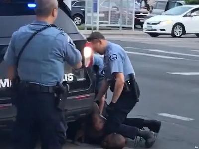 大批军警严密布防！美如临大敌开审“跪杀”黑人案