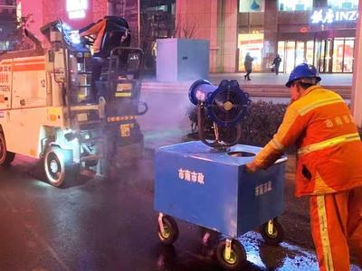 ​喷雾降尘环保施工，市南市政人工移动雾炮上阵