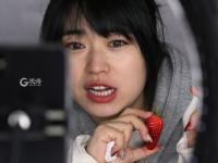 “草莓书记”开启直播带货 助力乡村振兴 