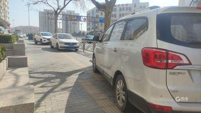 记者在现场 | 延安三路部分车辆占压盲道，违法停车