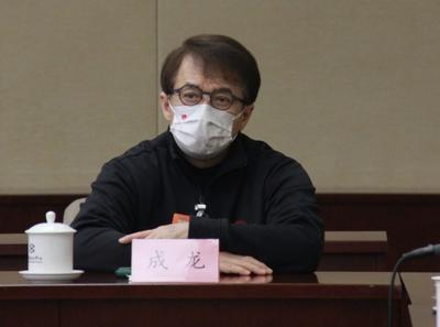 成龙追忆吴孟达：爱国情怀刻在每个中国人骨子里