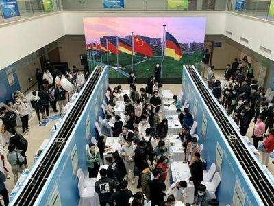 点对点接送高校毕业生，开出职位4700余个，青岛中德生态园举行春季招聘会