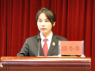 这里的英模事迹报告会聚焦情字：“离群众有多近，群众跟你有多亲”，情法交融
