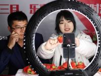 “草莓书记”开启直播带货 助力乡村振兴 