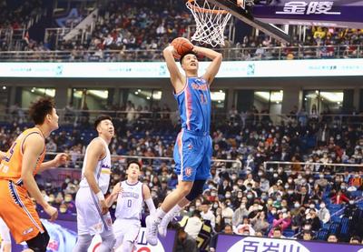 6000余名球迷现场观赛，这一夜青岛很燃