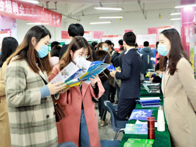 青岛11.8万名毕业生将走向职场，驻青高校促就业活动不断线