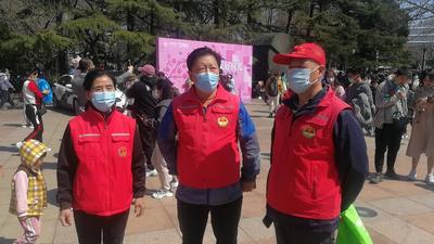 中山公园游客“爆满”，街道志愿者及时疏导人流
