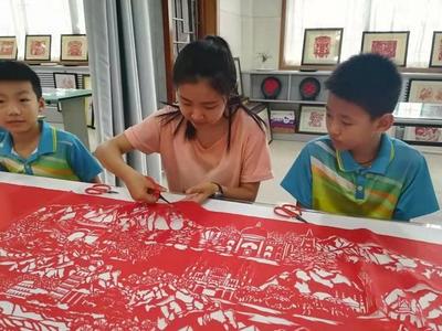 独具匠心！胶州市莱州路小学绘制百米剪纸长卷，共庆建党一百周年