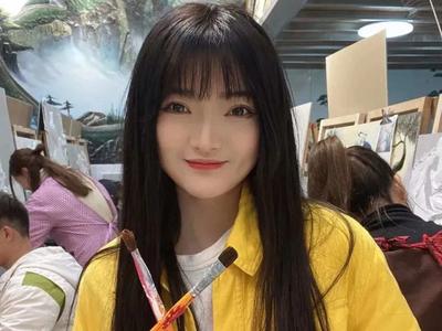 95后女孩“刮腻子”火了！网友：明明可以靠颜值，偏要靠才华