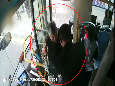 运行途中，青岛207路公交突然清客，接下来的一幕真暖心……