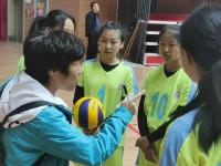 过五关斩六将，青岛唐山路小学排球队在这场赛事上摘得女子冠军！