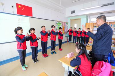 用手“唱”国歌！这位退休老教师带孩子们做到了