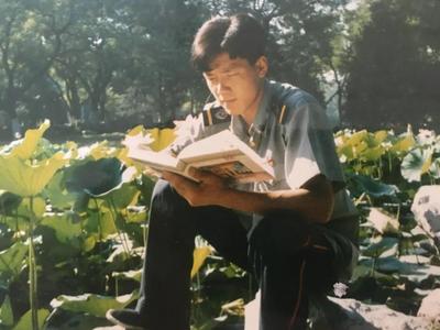 从保安逆袭为大学生！“北大保安第一人”，27年后怎样了？
