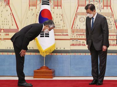​韩国总统文在寅当面提醒日本大使：你们政府的决定令人担忧