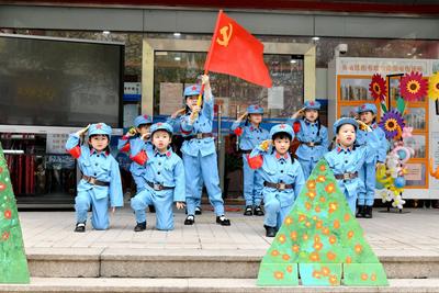 孩子们的学党史主题市集什么样 “童心向党”享读市集市南区开张