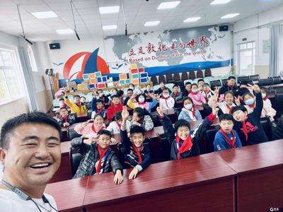 激励孩子们追逐梦想，“青岛梦想号”船长徐京坤走进校园分享环球航行故事