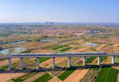 动车穿过西海岸麦田，驶向生机勃勃的春天