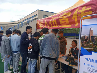 毕业生招聘会上，征兵宣传站成热点，李沧区征兵宣传走进校园招聘会