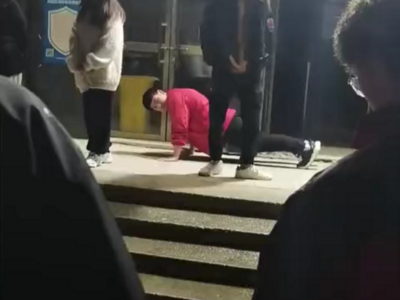 好大的官威啊！山西这所学院的学生会干部插着兜训话，罚同学做俯卧撑