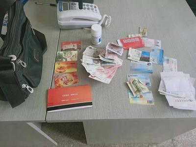 青岛六旬老人把2000元购物卡塞到公交司机手中，背后的故事真暖心……