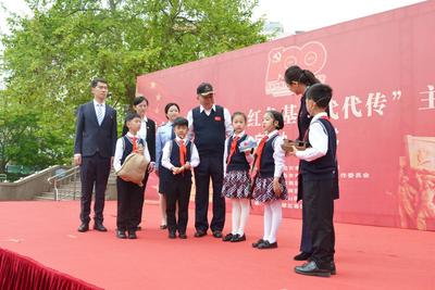 班班配备党史丛书，市南启动“童心向党跟党走 红色基因代代传”主题教育活动