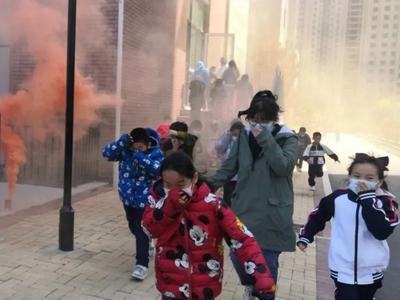 模拟火灾真实情景！青岛大枣园小学举行“消防逃生演练”主题活动 