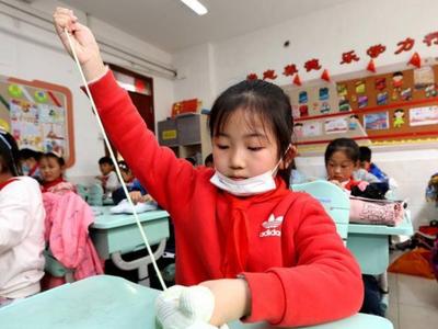 叠衣服、学摘菜……在劳动实践活动上，青岛娃娃爱上了劳动！